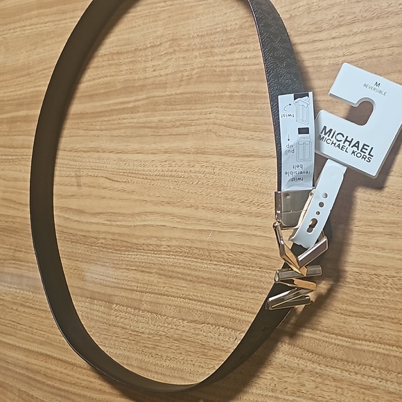 Micheal Kors reversible Lego leather belt - Picture 3 of 3